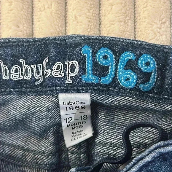 GAP - LIKE NEW - Infant/Baby straight cut denim jeans. Size 6-12 months - Picture 2 of 4